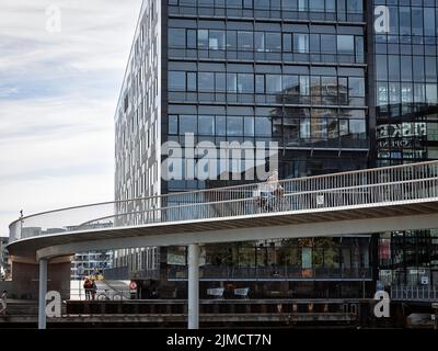 Radfahrer auf Brücke über das innere Hafenbecken, Fahrradbrücke Cykelslangen, Verkehrssicherheit, moderne Mobilität, Architekten Dissing und Weitling, Bryggebroen Stockfoto