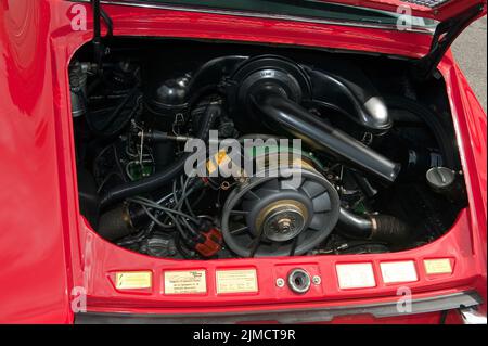 Blick in den Motorraum mit luftgekühltem Boxermotor des Oldtimer-Klassikers Classic Car Porsche 911 E Targa von der Techno Classica 60s Stockfoto