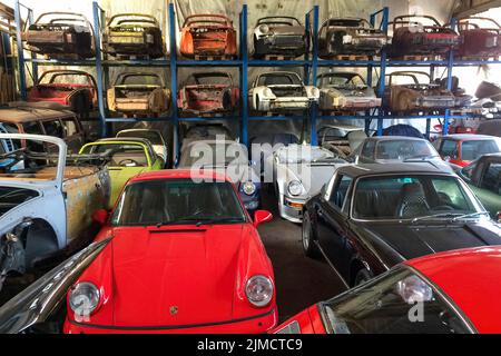 Übergroße Regal-Ersatzteillager in der Werkstatt für Porsche Oldtimer nicht restaurierte Karosserie-Karosserien des historischen klassischen Sportwagen-Oldtimer Stockfoto