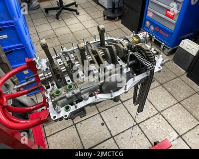 Getriebe für luftgekühlten Motor des historischen klassischen Sportwagen-Oldtimer Porsche 911 964 überholt in der Werkstatt auf Rack für die Montage restauriert Stockfoto