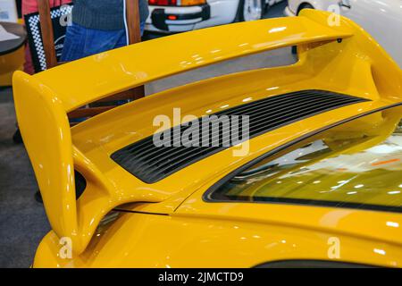 Heckflügel für Abtrieb des modernen Sportwagen-Rennwagens Porsche 911 GT2 Turbo, Techno Classica, Essen, Nordrhein-Westfalen, Deutschland Stockfoto