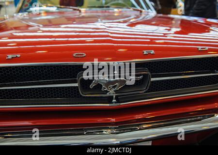 Motorhaube des historischen klassischen Sportwagen-Oldtimer Ford Mustang mit Kühlergrill und Emblem des Pferdes, Messe Techno Classica, Essen, Nord Stockfoto