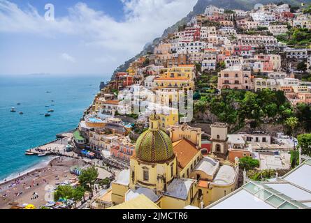 Panorama des Dorfes am Meer mit Kirche Santa Maria Assunta, Positano, Amalfiküste, Golf von Salerno, Kampanien, Süditalien, Italien Stockfoto