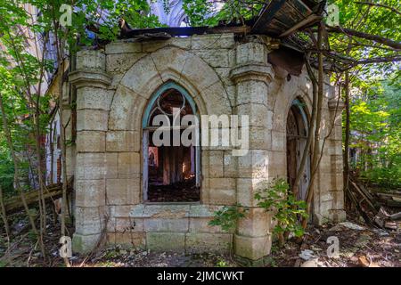 Im Inneren des alten zerstörten verlassenen historischen Herrenhauses im gotischen Stil. Stockfoto