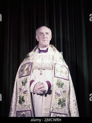 Um 1955, London, England, Großbritannien: DR. FISHER, der Erzbischof von Canterbury, fotografiert im Lambeth Palace, trägt die Roben, die ihm im Jahr 1948 von Rev. Michael Hinsuke Tachiro präsentiert und von den Handwerkern der Bruderschaft St. Andrew gemacht. (Bild: © Keystone USA/ZUMA Press Wire) Stockfoto