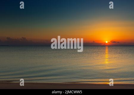 Sonnenaufgang am Sandstrand Stockfoto