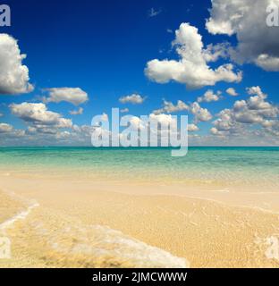 Weißer Sandstrand am Strand Stockfoto