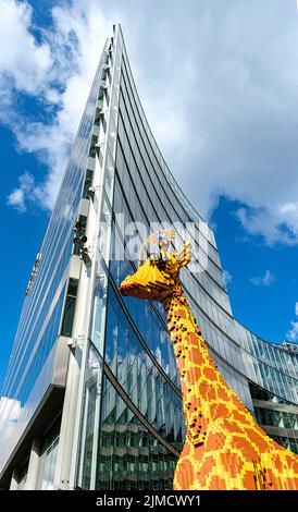 Giraffe aus Legosteinen vor dem Eingang zum Legoland im Sony Center, Potsdamer Platz, Berlin, Deutschland Stockfoto