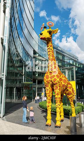 Giraffe aus Legosteinen vor dem Eingang zum Legoland im Sony Center, Potsdamer Platz, Berlin, Deutschland Stockfoto