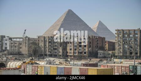 Neue Gebäude, Wohnungen, Pyramiden, Gizeh, Kairo, Ägypten Stockfoto