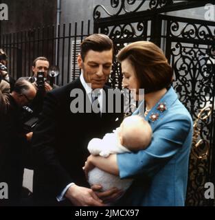 5. November 1964, London, England, Großbritannien: PRINZESSIN ALEXANDRA mit ihrem Mann ANGUS OGILVY und ihrem Sohn James ROBERT BRUCE auf dem Weg zum Buckingham Palace zur Taufe in Anwesenheit der Königin und der königlichen Familie. (Bild: © Keystone USA/ZUMA Press Wire) Stockfoto