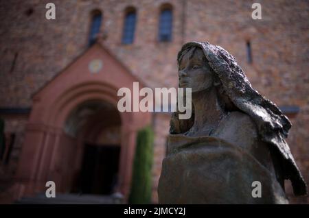 Statue der heiligen Hildegard von Bingen vor der Abteikirche, Abtei St. Hildegard, Benediktinerabtei, Eibingen bei Rüdesheim, Rheingau, Taunus Stockfoto