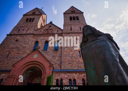 Statue der heiligen Hildegard von Bingen vor der Abteikirche, Abtei St. Hildegard, Benediktinerabtei, Eibingen bei Rüdesheim, Rheingau, Taunus Stockfoto