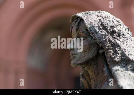 Statue der heiligen Hildegard von Bingen vor der Abteikirche, Abtei St. Hildegard, Benediktinerabtei, Eibingen bei Rüdesheim, Rheingau, Taunus Stockfoto