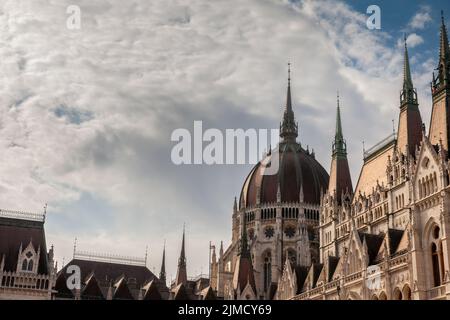 Bild des budapester parlaments an einem sonnigen Nachmittag in budapest, Ungarn. Das ungarische Parlamentsgebäude, auch bekannt als das Parlament von Budap Stockfoto