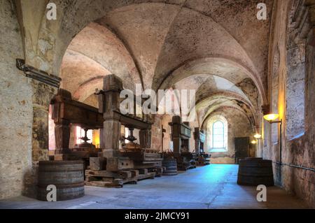 Laienrefektorium mit historischen Weinpressen, Speisesaal der Laienbrüder, Kloster Eberbach, Zisterzienserorden, Eltville, Rheingau, Taunus, Hessen Stockfoto