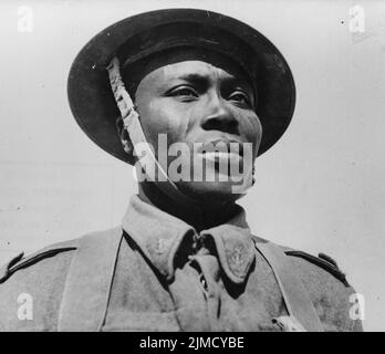 Ein freier französischer Infanterist aus dem Tschad im Jahr 1942. Wie Großbritannien bezog Frankreich wesentliche Arbeitskräfte aus seinem Kolonialreich. Stockfoto