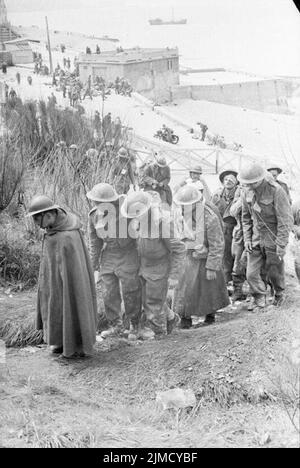 Britische und französische Soldaten wurden in der Nähe von Dieppe in der Normandie gefangen genommen Stockfoto