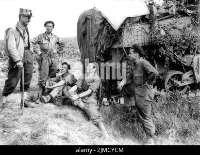 Der freie französische General Leclerc spricht mit seinen Männern vom 501. RCC (Panzerregiment 501.). Stockfoto