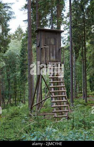 Holzjäger hoher Seat Jagdturm in ländlicher Landschaft, Deutschland Landschaft Stockfoto