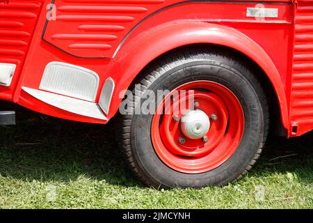 Autoreifen auf einem Oldtimer, roter Renault, Deutschland Stockfoto