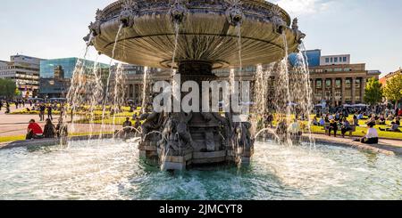 Brunnen auf dem Schlossplatz vor dem Kunstmuseum und Königsbau, Stuttgart, Baden-Württemberg, Deutschland Stockfoto