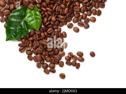 Kaffeebohnen Mit Grünen Blättern Isoliert Stockfoto