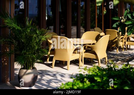 Urlaubsresort mit Tisch und Stuhl für entspannte Stockfoto