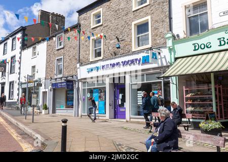 Clitheroe Town Centre und Skipton Building Society in Market Place, Lancashire, sonniger Sommertag, England, Großbritannien, Sommer 2022 Stockfoto