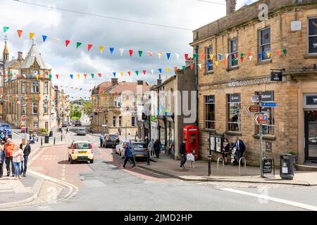 Stadtzentrum von Clitheroe, Bunting in Castle Street Clitheroe, Ribble Valley Lancashire, England, 2022 Stockfoto