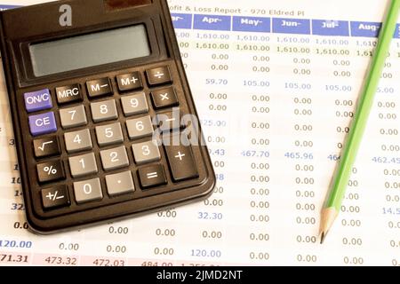 Rechner, Bleistift liegen auf schwarzem Hintergrund, Business und Finanzen Stockfoto