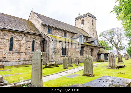 Whalley, Lancashire, Kirche St. Mary All Saints, die sich neben dem Whalley Abbey Gebäude befindet, Whalley, England, Großbritannien, Sommer 2022 Stockfoto