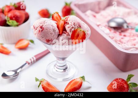 Hausgemachtes Erdbeereis, das serviert werden kann Stockfoto