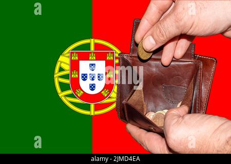 Die leere Brieftasche zeigt die globale Finanzkrise, die durch das Corona-Virus in Portugal ausgelöst wurde Stockfoto