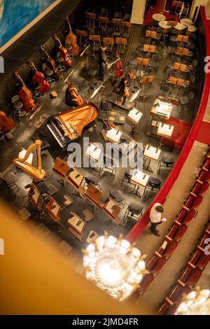 Orchestergraben ohne Künstler im Inneren der Wiener Staatsoper. Stockfoto