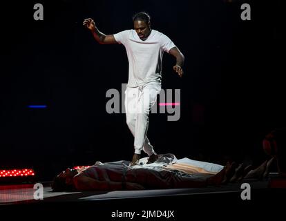 Murrayfield Stadium, Edinburgh, Schottland, Großbritannien, 5.. August 2022. Edinburgh International Festival Eröffnungsveranstaltung Macro: Die kostenlose Veranstaltung findet im ersten vollen Programm statt & feiert eine Saison 75.. Mit Akrobaten aus Gravity und anderen Mythen (australischer Zirkus). Kredit: Sally Anderson/Alamy Live Nachrichten Stockfoto