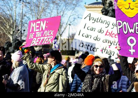 Philadelphia, PA / USA - 1/21/2018 Marsch der Frauen. Frauen, die Schilder tragen. Stockfoto