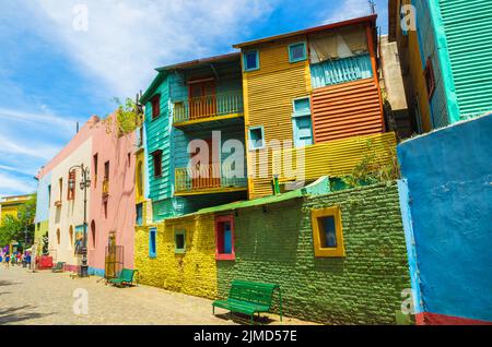 Leuchtende Farben von Caminito, dem farbenfrohen Straßenmuseum im Viertel La Boca in Buenos Aires, Argen Stockfoto