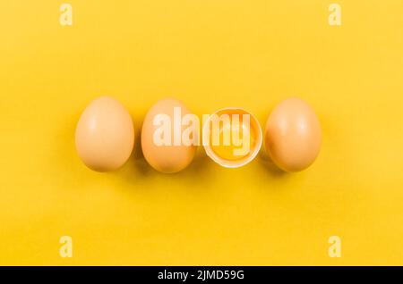 Wunderschöne frische braune Hühnereier. Stockfoto