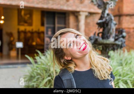 Junge blonde Touristen landen vor dem Ricardo Brennand Institut in Recife, Brasilien. Stockfoto