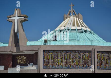 Mexiko-Stadt, Mexiko - 19. Juni 2013: Moderne Basilika unserer Maria von Guadalupe (1974). Basilica ist an Stockfoto