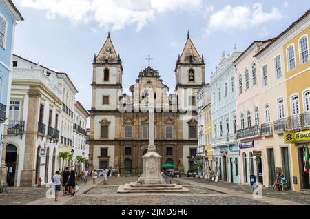 Helle sonnige Aussicht auf das historische Touristenzentrum von Pelourinha, Salvador da Bahia, Brasilien mit Stockfoto