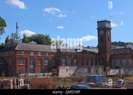 Uhrenturm, Fabrikgebäude und Avocet-Industriegebiet, in Dudbridge, Stroud, Gloucestershire, England, UK, GL5 Stockfoto