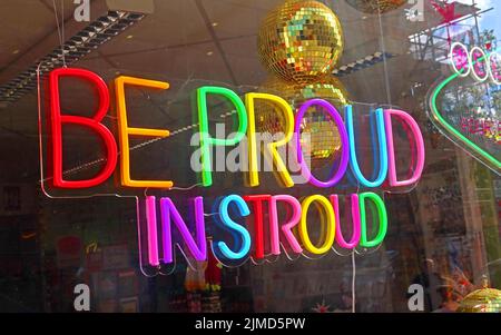 Stolz sein auf Stroud, LGBTQ-Unterstützung im Stadtzentrum von Stroud, Gloucestershire, England, Großbritannien - Neonschild Stockfoto
