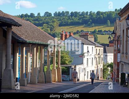 Union Street in Stroud - Market Tavern and Hills in Countryside around town Centre, Gloucestershire, England, UK, GL5 2HE Stockfoto