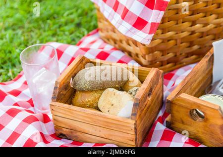 Tolles Konzept der Pic-nic, Pic-nic mit Obst und Saft auf grünen Rasen mit schöner Aussicht Stockfoto