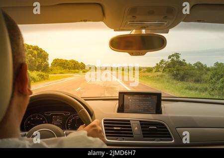 Großartiges Konzept für Autotour, man fährt ein Auto mit Blick auf den Fond, das Armaturenbrett des Autos und Breez Stockfoto