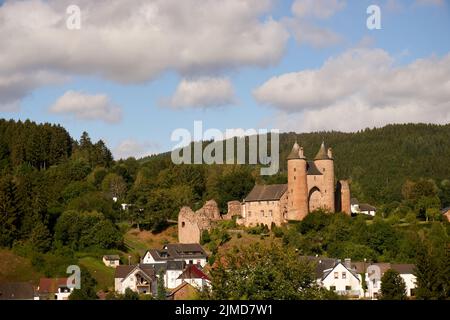Landschaftsfoto von Mürlenbach in der Eifel, Deutschland im Frühjahr mit dem Schloss Bertrada. Stockfoto