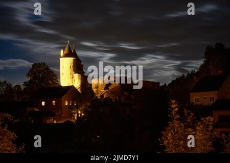 Eine Geisterburg am Nachthimmel bei Vollmond Stockfoto