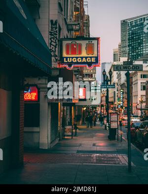 Altes Gepäckraumschild bei Nacht, in der Nähe des Union Square, San Francisco, Kalifornien Stockfoto